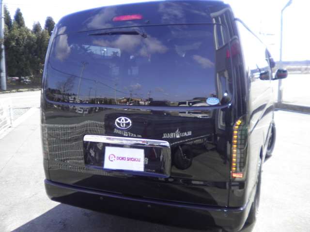 2010 Toyota Hiace – thumbnail 3