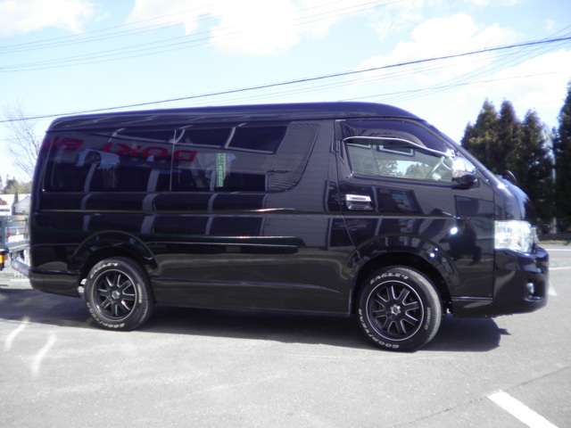 2010 Toyota Hiace – thumbnail 4
