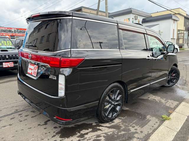 2010 Nissan Elgrand – thumbnail 4