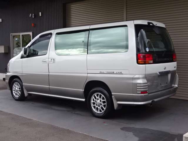 2000 Nissan Elgrand – thumbnail 4