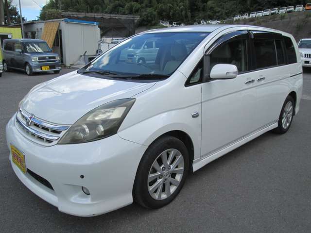 2010 Toyota Isis – thumbnail 3