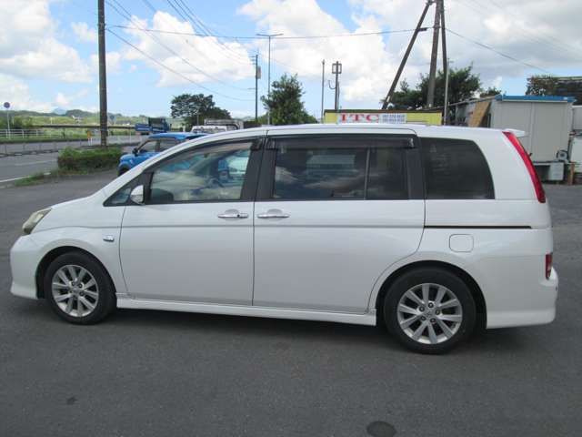 2010 Toyota Isis – thumbnail 4