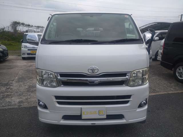 2010 Toyota Hiace – thumbnail 2