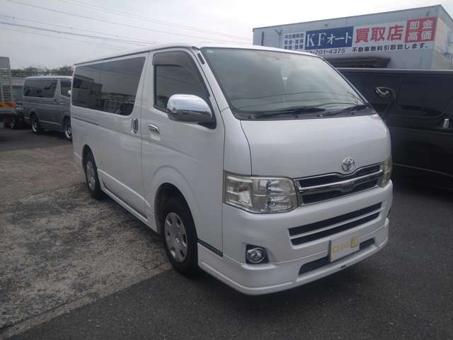 2010 Toyota Hiace – thumbnail 3