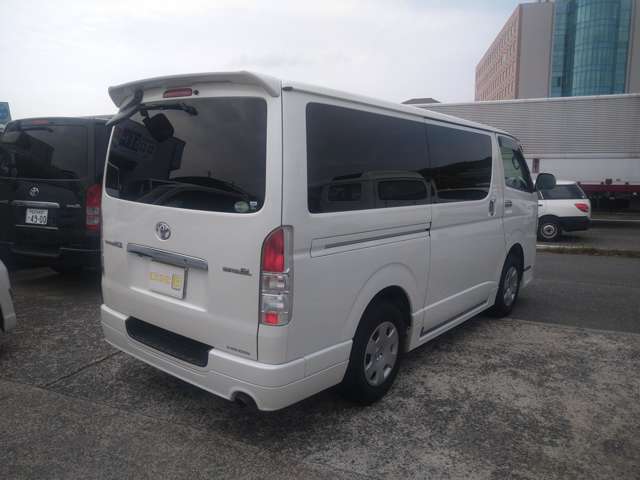 2010 Toyota Hiace – thumbnail 4