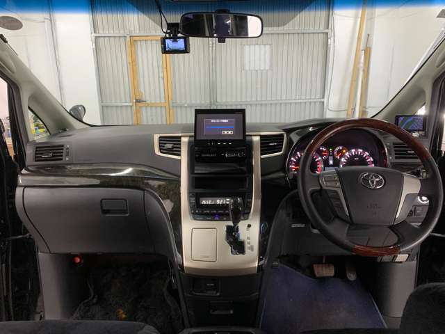 2010 Toyota Vellfire – thumbnail 3