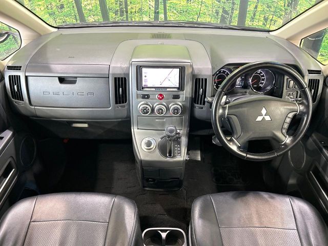 2011 Mitsubishi Delica D:5 – thumbnail 2