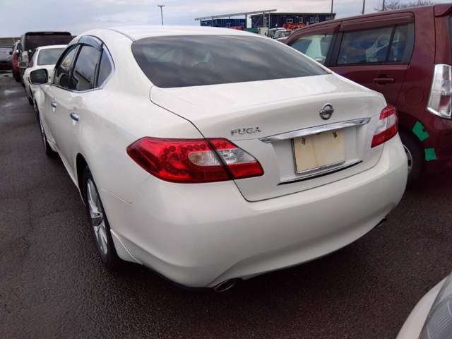 2010 Nissan Fuga – thumbnail 2