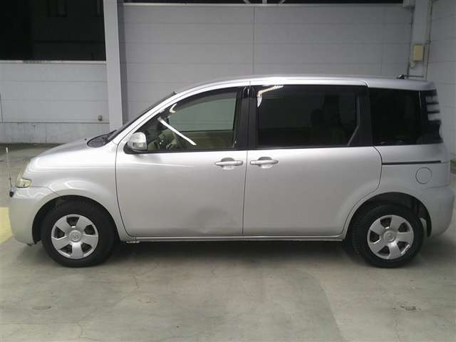 2009 Toyota Sienta – thumbnail 3