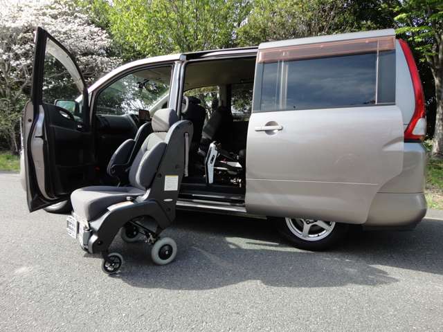 2006 Nissan Serena – thumbnail 4