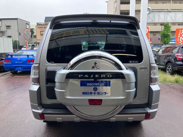 2011 Mitsubishi Pajero – thumbnail 2