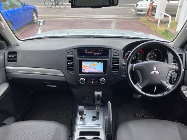 2011 Mitsubishi Pajero – thumbnail 3