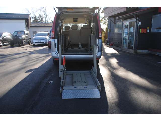 2009 Nissan Serena – thumbnail 2