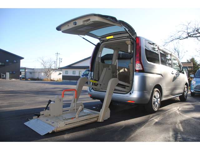 2009 Nissan Serena – thumbnail 3