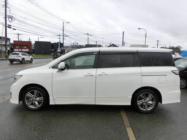 2010 Nissan Elgrand – thumbnail 4