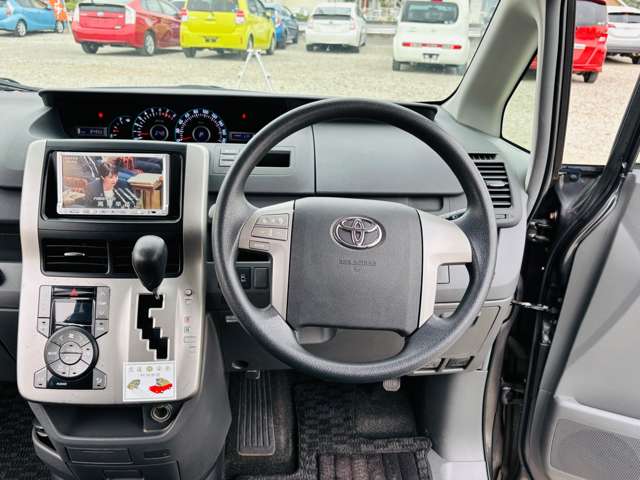 2009 Toyota Noah – thumbnail 4