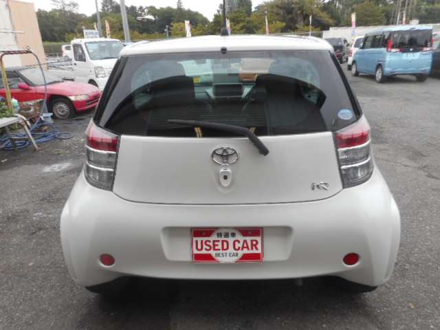 2010 Toyota iQ – thumbnail 4