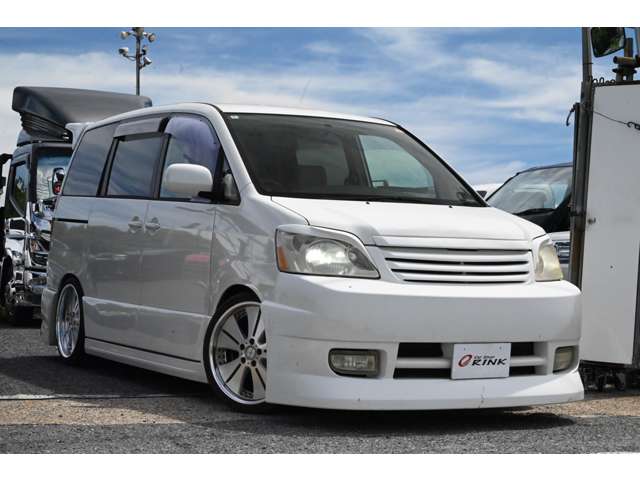 2004 Toyota Noah – thumbnail 2