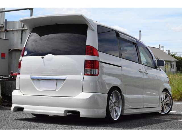 2004 Toyota Noah – thumbnail 3