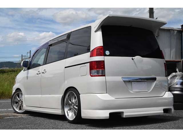 2004 Toyota Noah – thumbnail 4