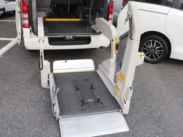2009 Toyota Hiace – thumbnail 2