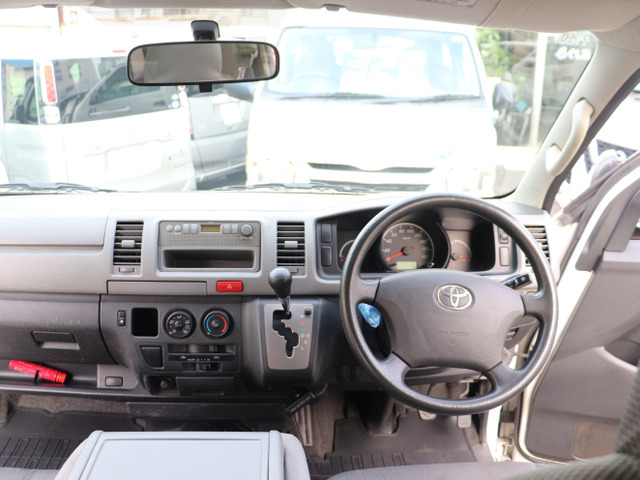 2009 Toyota Hiace – thumbnail 4