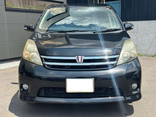 2010 Toyota Isis – thumbnail 2