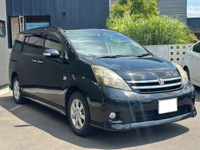 2010 Toyota Isis – thumbnail 3