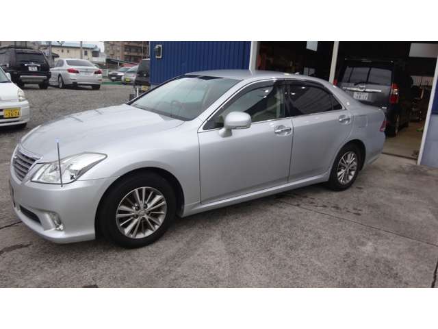 2010 Toyota Crown Royal – thumbnail 3