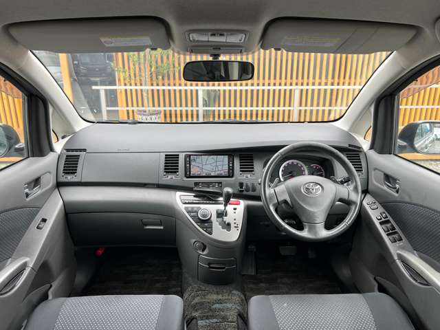 2009 Toyota Isis – thumbnail 3