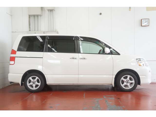 2007 Toyota Noah – thumbnail 4