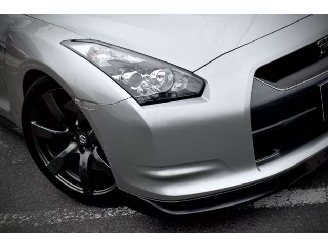 2010 Nissan GT-R – thumbnail 3