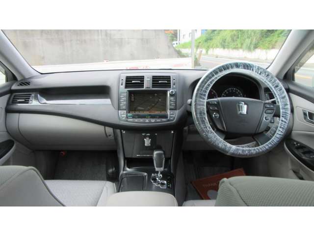 2009 Toyota Crown Hybrid – thumbnail 2