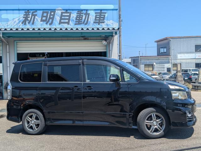 2010 Toyota Voxy – thumbnail 4
