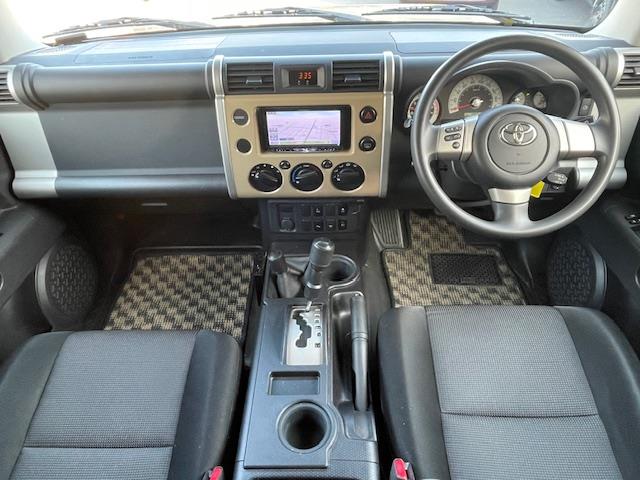 2011 Toyota FJ Cruiser – thumbnail 4