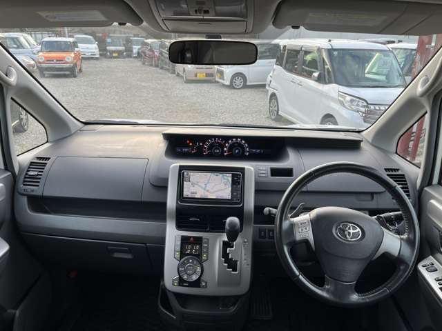 2009 Toyota Voxy – thumbnail 3