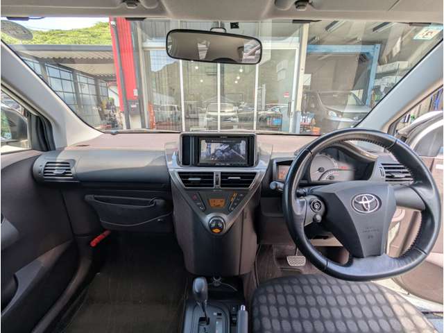 2009 Toyota iQ – thumbnail 2