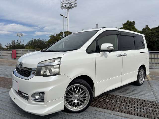 2010 Toyota Voxy – thumbnail 2