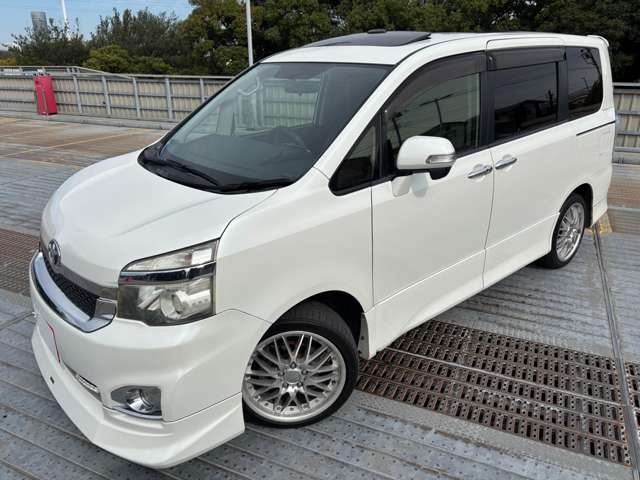 2010 Toyota Voxy – thumbnail 3