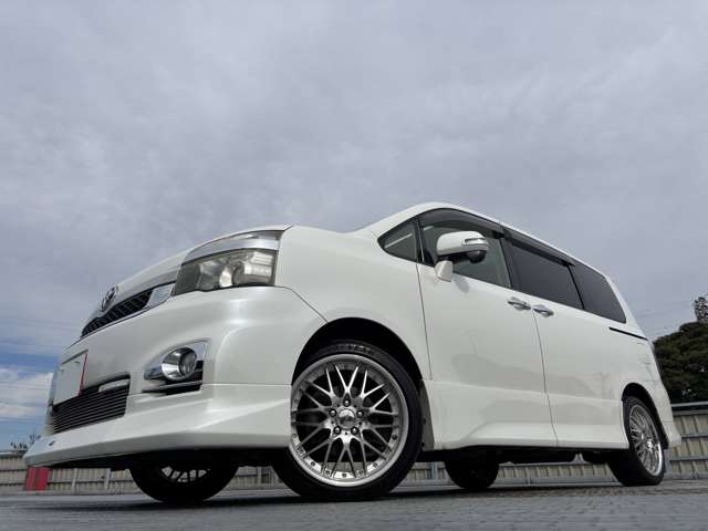 2010 Toyota Voxy – thumbnail 4