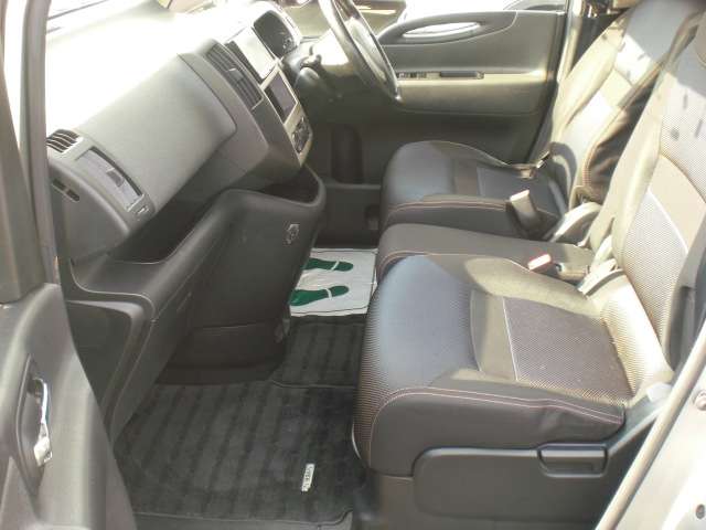2006 Nissan Serena – thumbnail 4