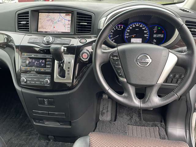 2010 Nissan Elgrand – thumbnail 2
