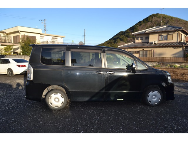 2010 Toyota Voxy – thumbnail 2