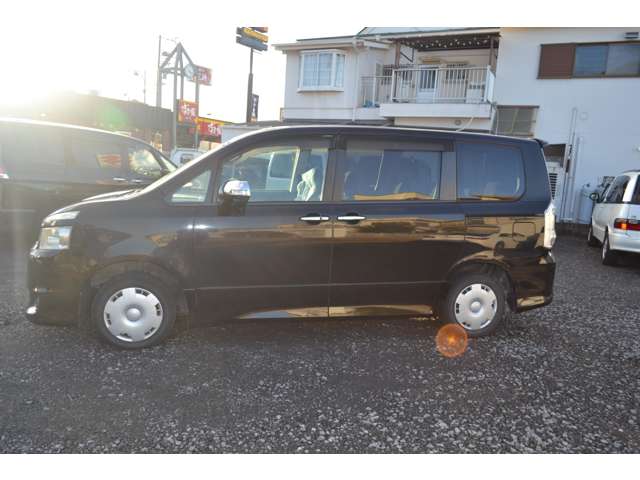 2010 Toyota Voxy – thumbnail 3