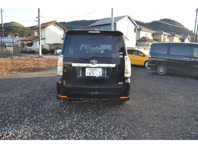 2010 Toyota Voxy – thumbnail 4