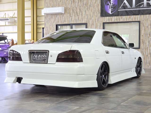 2002 Nissan Laurel – thumbnail 2