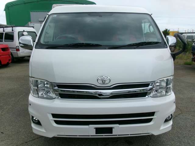 2010 Toyota Hiace – thumbnail 2