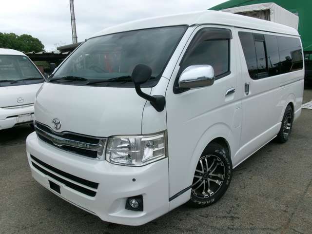 2010 Toyota Hiace – thumbnail 3