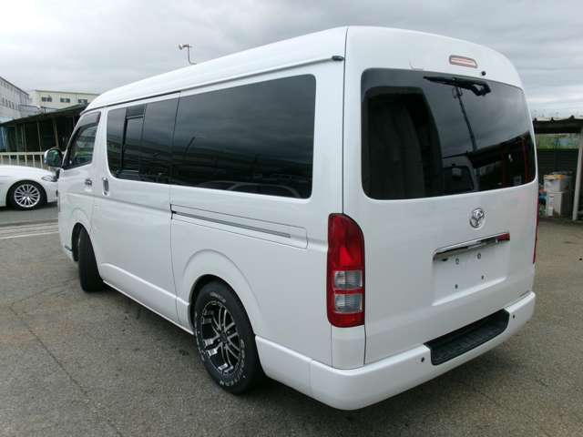 2010 Toyota Hiace – thumbnail 4