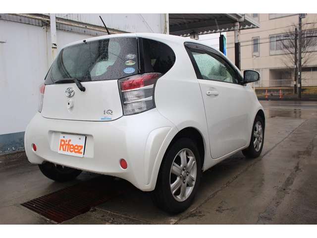 2009 Toyota iQ – thumbnail 2